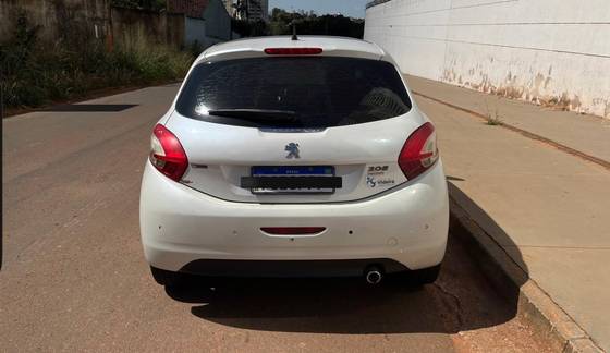 PEUGEOT 208 1.6 GRIFFE 16V FLEX 4P AUTOMÁTICO PEUGEOT 208 1.6 GRIFFE 16V FLEX 4P AUTOMÁTICO